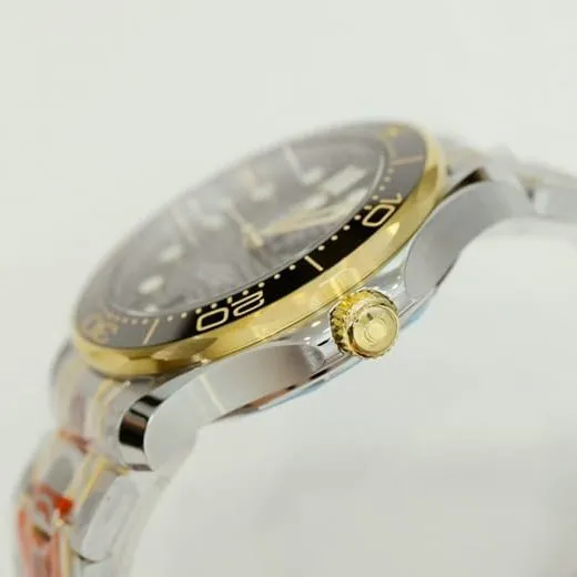 top-tier replicaOmega men's black dialsteel braceletSeamaster 300m series mechanical watch movement picture