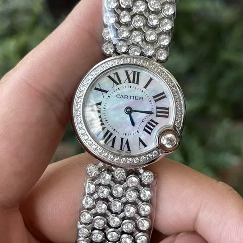 top-tier replicasuper watch Cartier women's white dialsteel bracelet blue balloon series quartz watch front view