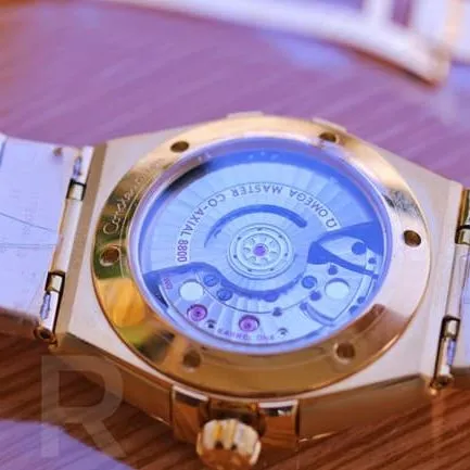 Top-tier watch Omega fifth generation constellation series white dial gold steel bracelet men's watch side view