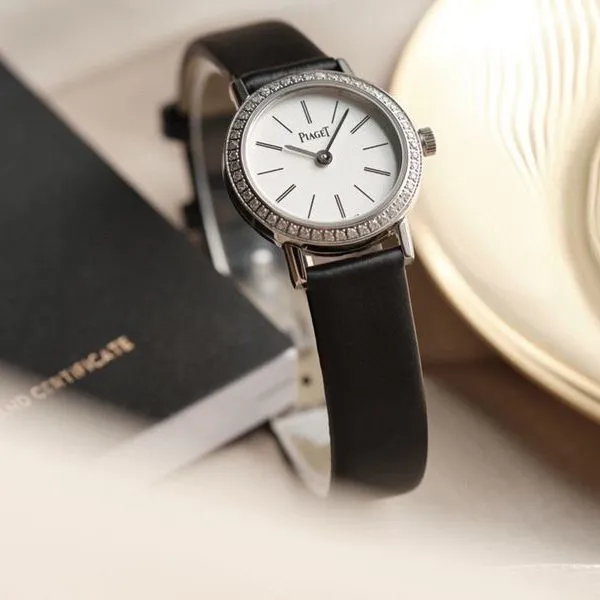 Piaget top-tiersuper watch ALTIPLANO series diamondquartz casual white dial ladies watch front view