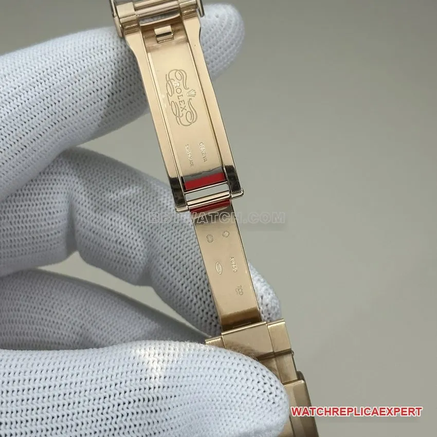 Clean FactoryRolexDaytonasuper cloneblack dialrose gold rubber model 126515side live photo