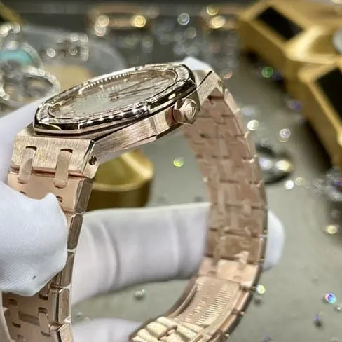 top-tier watch Audemars Piguet men's white dial gold belt Royal Oak automatic movement watch detail shots