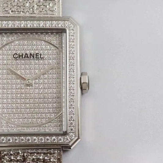 Chanel high-quality watch will be the first PREMIÈRE watch full of feminine charm. Back cover picture
