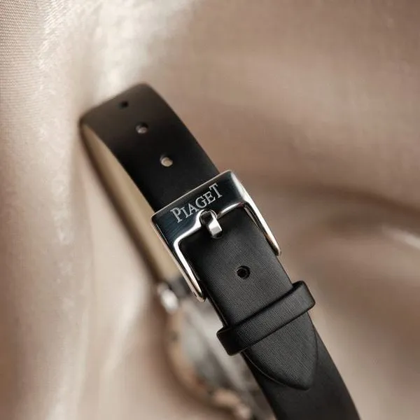 Piaget top-tiersuper watch ALTIPLANO series diamondquartz casual white dial ladies watch front view