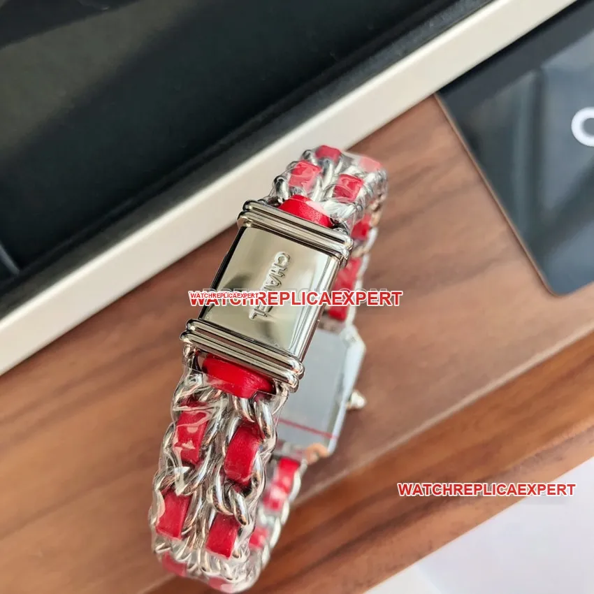 Chaneltop-tier white mother-of-pearl dial red leather chain braceletfront live photo