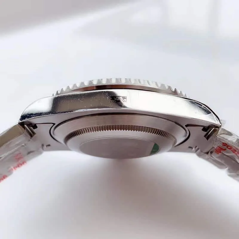 N Factory Submariner Rolex V10 is here, solving the issue of bezel fading. Front view.