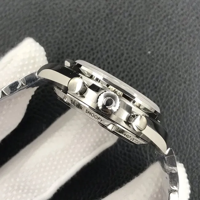 OM Factorytop-tier replicaOmega men's white dialsteel bracelet Snoopy automatic movement watch back cover picture