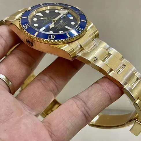 Top-tier watch Rolex men's blue dial gold band blue Submariner automatic movement watch front view