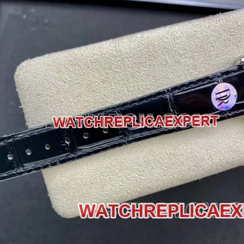 collectible watch DR factory tank Cartierwhite dial small quartz black braceletfront live photo