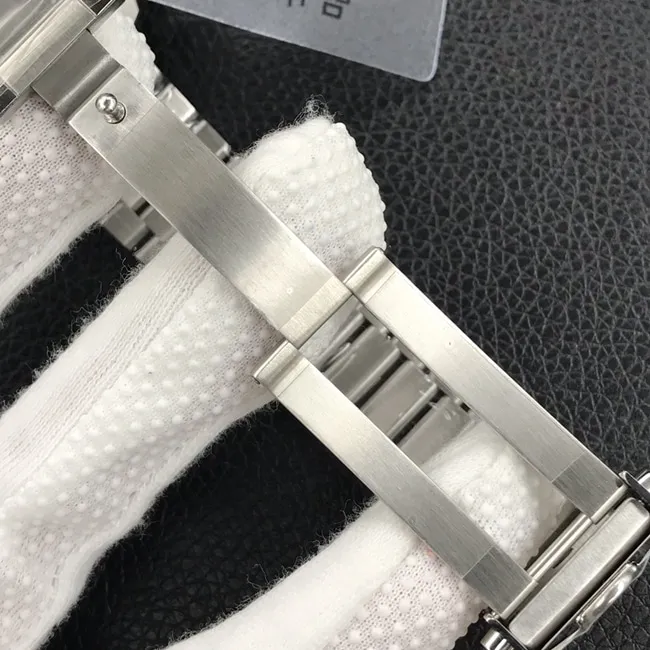OM Factorytop-tier replicaOmega men's white dialsteel bracelet Snoopy automatic movement watch front view