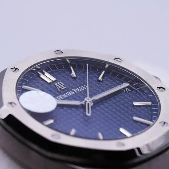 Audemars Piguet Royal Oak 15500 Review - 15400's New Generation Tough Guy Masculine Charm Watch Front View
