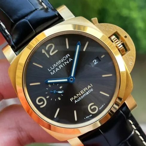 Dachang high-quality VSPaneraiPAM1115 yellow gold black dial men's watch front view