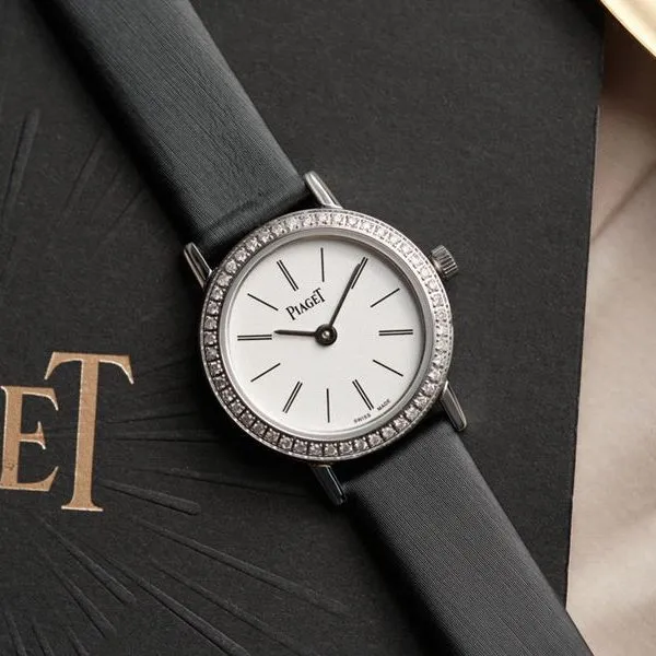 Piaget top-tiersuper watch ALTIPLANO series diamondquartz casual white dial ladies watch front view