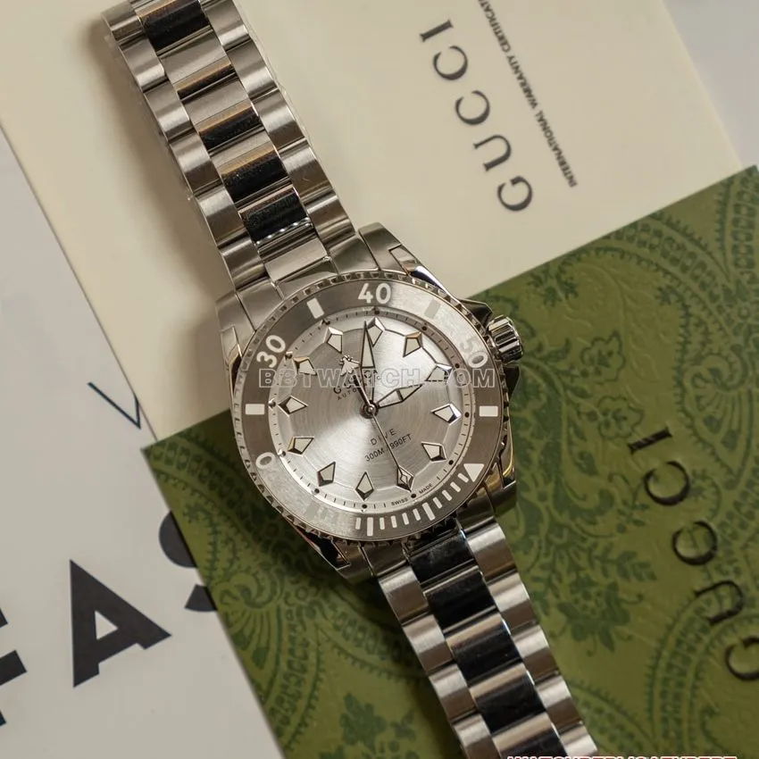 Gucci top-tier replica2024 new silver white dialsteel bracelet model YA136354front live photo