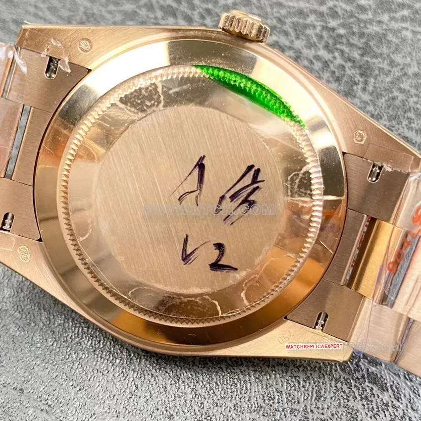 GM FactoryRolexDay-Date type 1:1super olive green dialrose goldm228235-0025front live photo