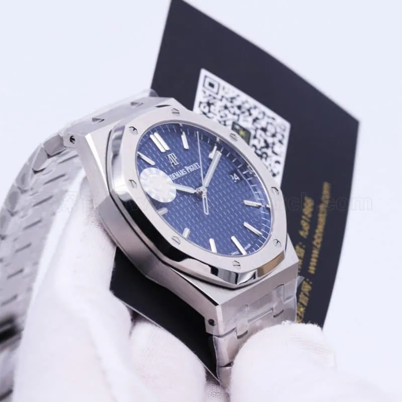 Audemars Piguet Royal Oak 15500 Review - The 15400's New Generation Tough Guy Masculine Movement Watch Image