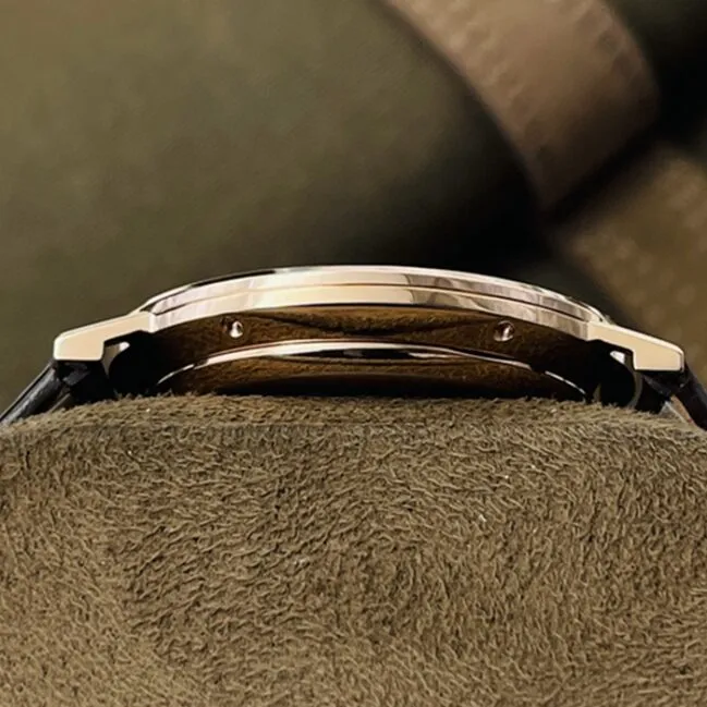 Top-tier watch Piaget men's white dial brown belt dragon and phoenix series watch side view
