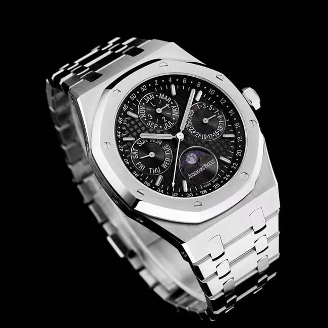 Audemars Piguettop-tier watch automatic movement men's black dialsteel braceletRoyal Oak series watch front view