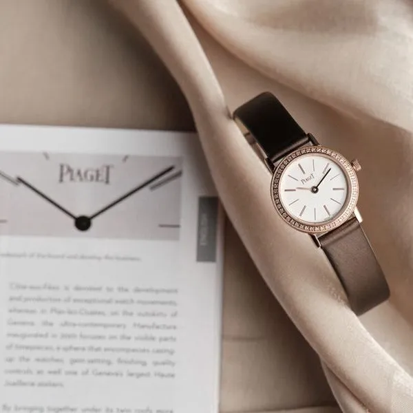 Piaget top-tier watch ALTIPLANO series ladies diamondleather strapquartz watch front view