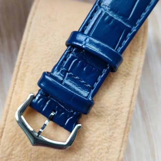top-tier replicak11blue dialCartierTant Must, a model of elegant style, front view