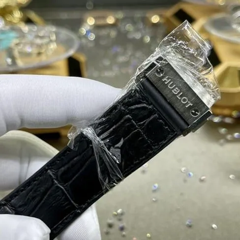 top-tier watch Hublot men's black dial black belt fully automatic movementleather strap watch front view
