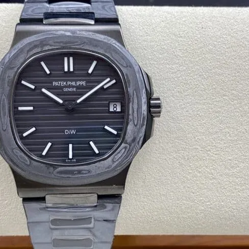 Aesthetic presentation of top-tier replicaPatek PhilippeNautilusblack dial5711 carbon fiber front view