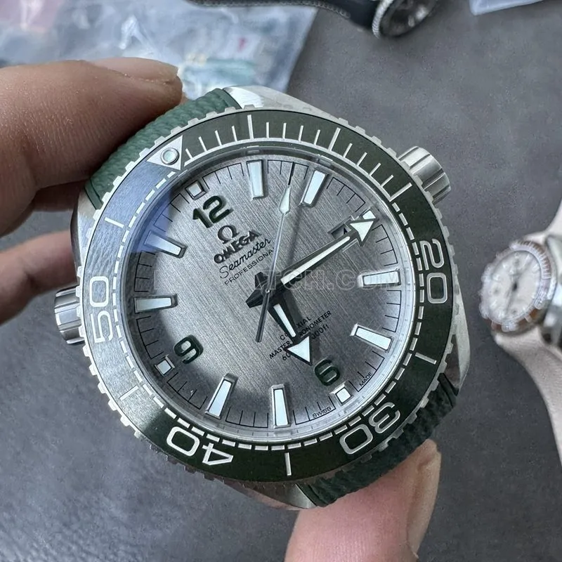 Omega VS Seamaster 215.32.44.21.06.001