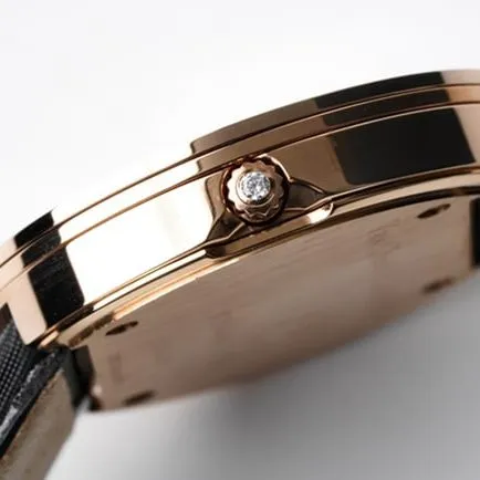 top-tier Van Cleef & Arpels women's white dial black belt Charms Gold series quartz watch front view