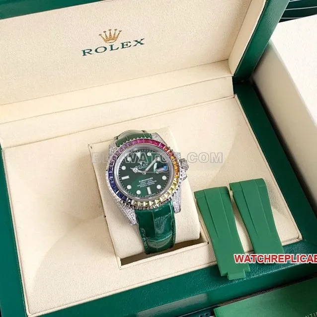 RolexSubmariner1:1super clonegreen dial rainbow diamond bezelleather strap front live photo