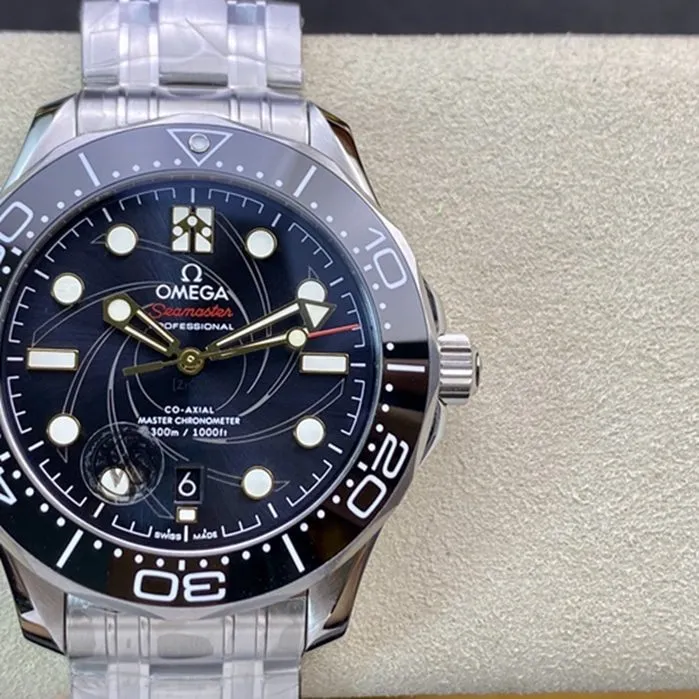 top-tier watch Omega men's blue dial Seamaster series steel bracelet watch side view