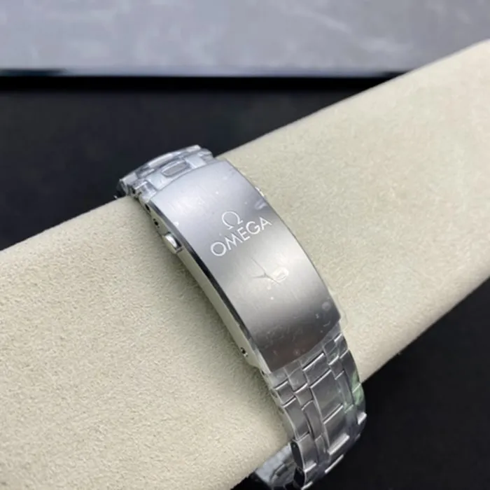 top-tier watch Omega men's white dialSeamaster series steel bracelet watch front view