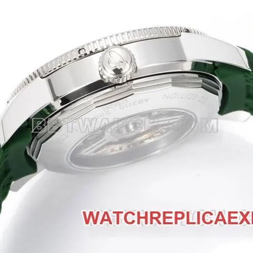 collectible watch superocean culture BLS factory Breitlinggreen dial rubber braceletfront live photo