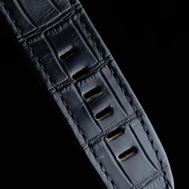 Side view of the top-notch high-quality replicaAPFAudemars PiguetRoyal Oakblack dial offshore 26400 watch from a major manufacturer