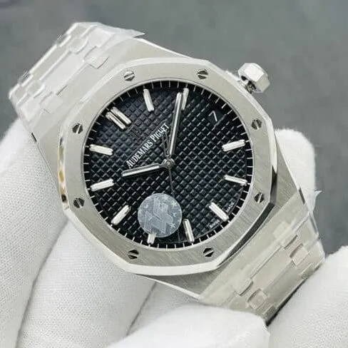 Top-tier watch Audemars PiguetRoyal Oak15500V2 version white steel black bottom men's watch shows the strength of the defending steel king front view