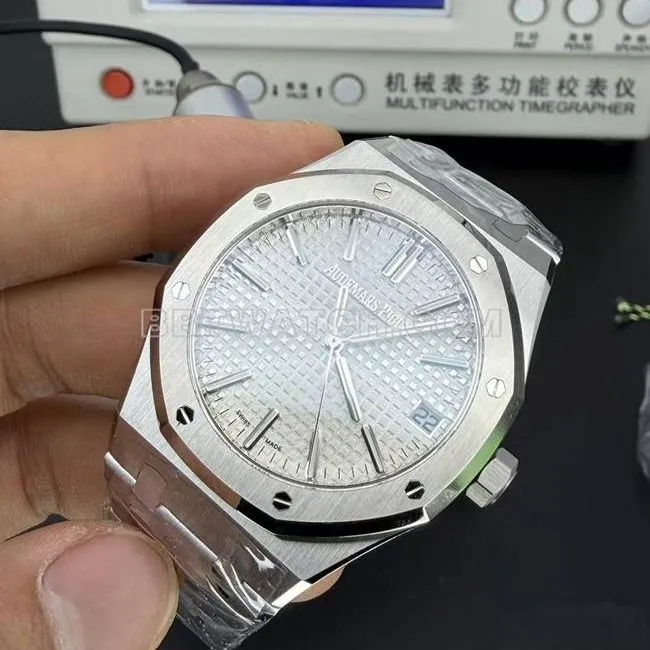 Audemars Piguet1:1replica watch DDF factory Royal Oak41mmwhite dial4302mechanical movementsteel bracelet model side live photo
