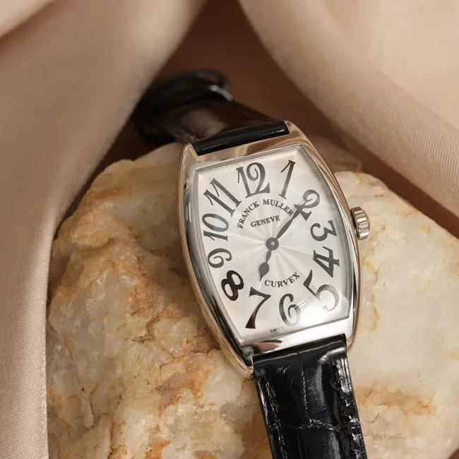 Frank Muller top-tier replicaquartz women's white dial black belt barrel-shaped leather strap watch detail shots