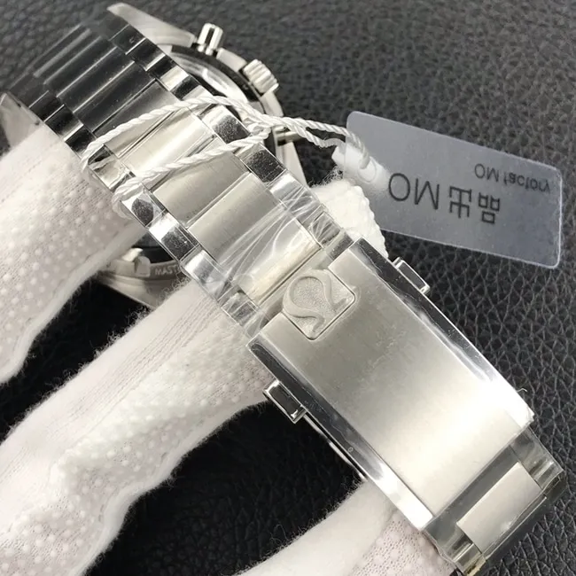 OM Factorytop-tier replicaOmega men's white dialsteel bracelet Snoopy automatic movement watch front view