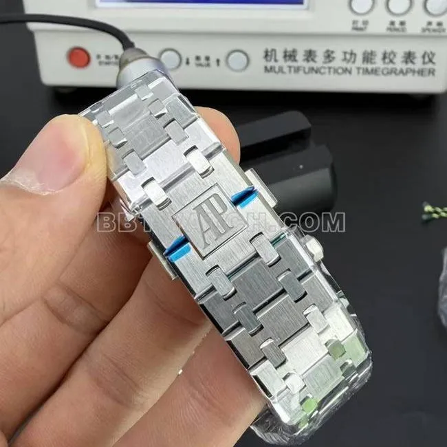 Audemars Piguet1:1replica watch DDF factory Royal Oak41mmwhite dial4302mechanical movementsteel bracelet front live photo