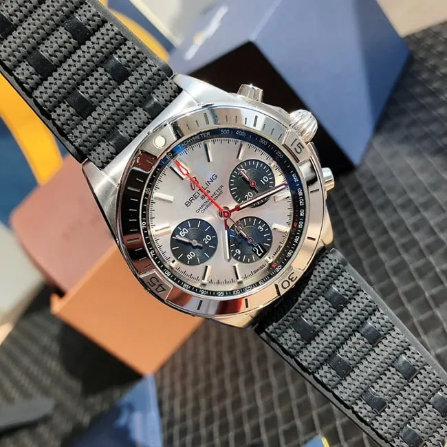 top-tier replicaBreitlinghigh-quality watch automatic movementchronograph series men's white dialrubber strap front view