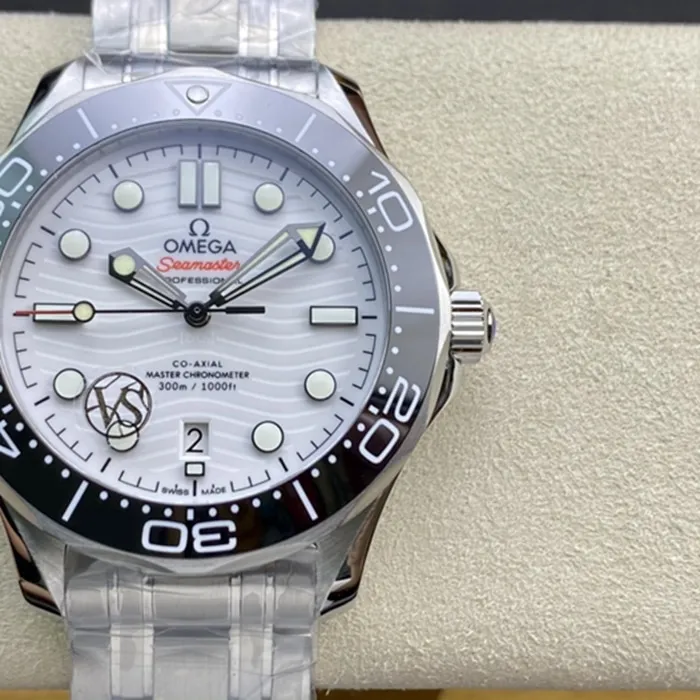 top-tier watch Omega men's white dialSeamaster series steel bracelet watch front view