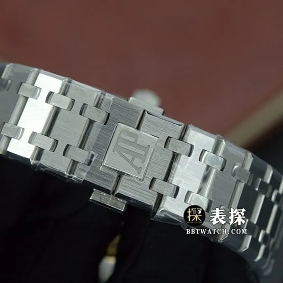 Audemars Piguet ceiling,zfRoyal Oakreplica watch,front live photo