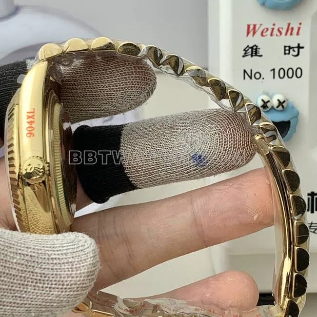 1:1replica watch QF factory RolexDay-Dateblack dialyellow gold2836movement40mmfront live photo