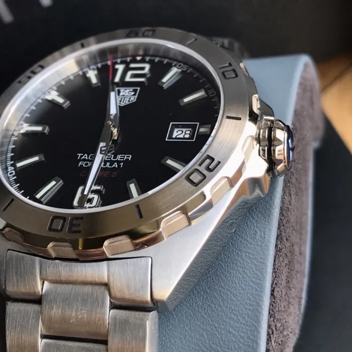 top-tier watch TAG Heuer men's black dialsteel braceletF1 series mechanical watch front view