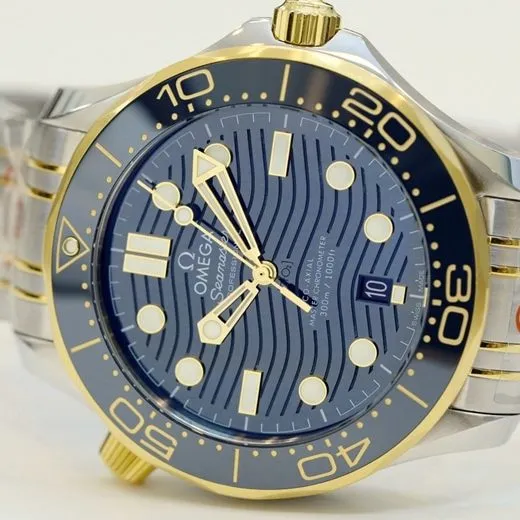 top-tier replicaOmega men's blue dialsteel braceletSeamaster 300m series mechanical watch back cover picture