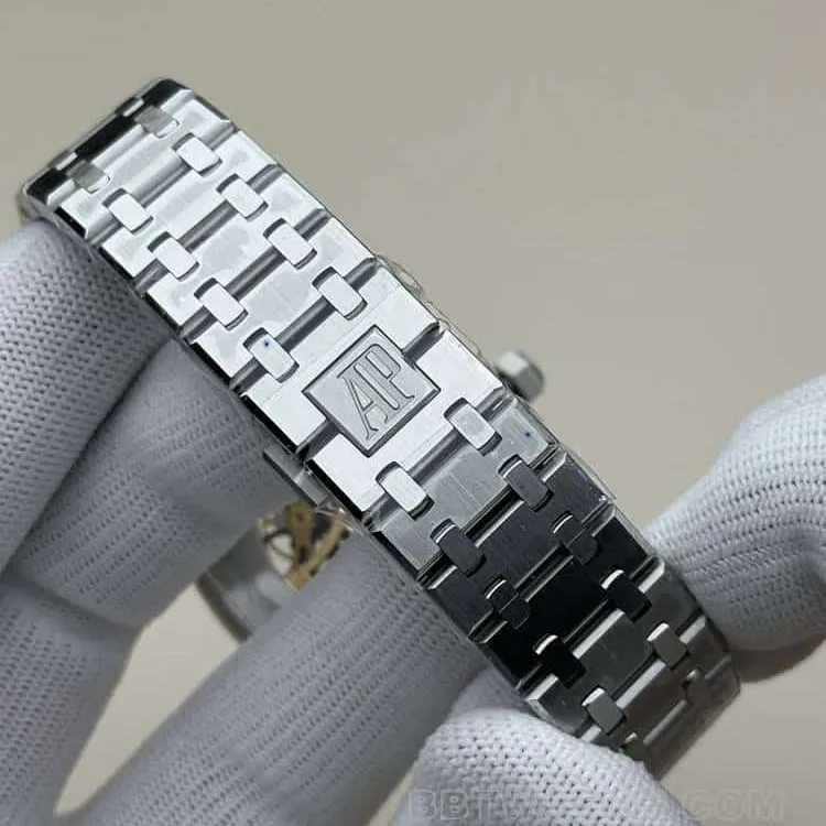 THBAudemars PiguetRoyal Oaktop-tier dark gray hollow plate steel bracelet model 15407front live photo