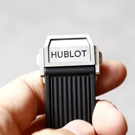 top-tier replicaHublot super A watch men's white dialrubber strapv2 version mechanical BigBang big bang series watch front view
