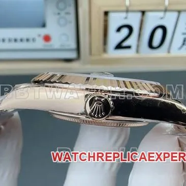 collectible watch RolexVS FactoryDay-Dategreen dialrose goldsteel braceletfront live photo