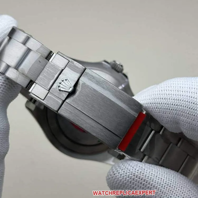 CleanRolex Yacht-Mastersuper cloneblack dialtitanium226627front live photo