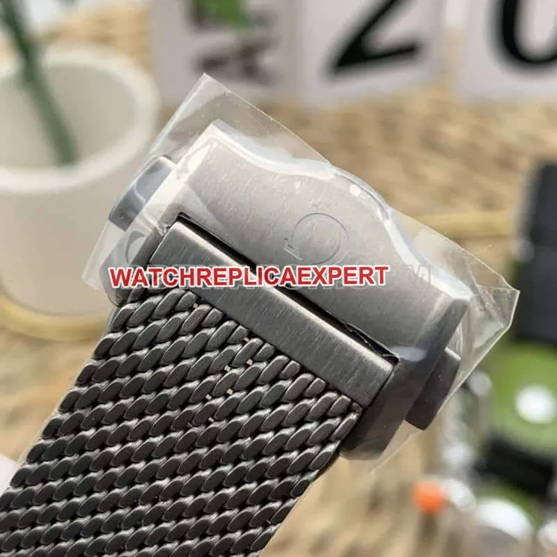 VSOmegaSeamastertop-tier 1:1super clonegreen dial300m titanium210.90.42front live photo