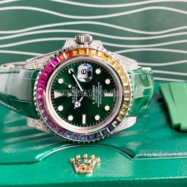 RolexSubmariner1:1super clonegreen dial rainbow diamond bezelleather strap front live photo